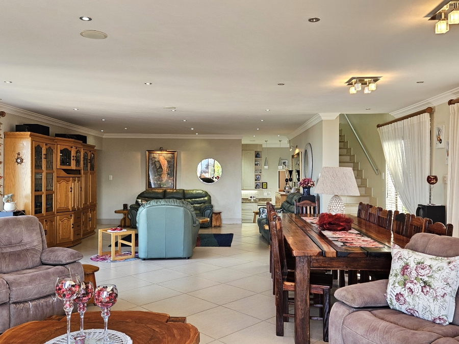 5 Bedroom Property for Sale in Wavecrest Eastern Cape